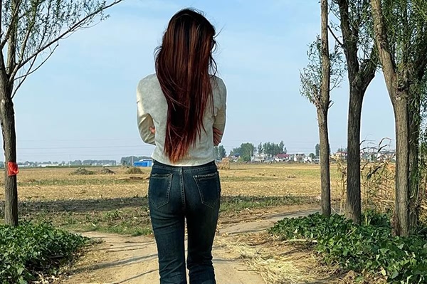 妻子频繁出差且时常撒谎，该如何解读这