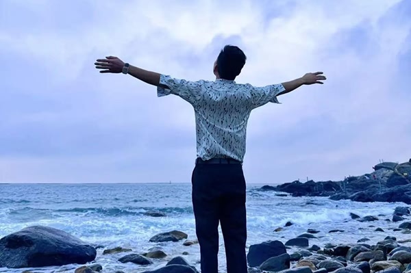 用幽默化解男人的怒火：巧妙哄他的方法