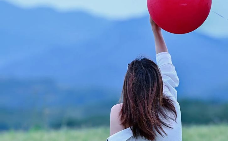 女人没放下前夫的表现：细节背后的情感